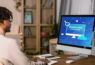 homem-usando-computador-para-migrar-site-para-plataforma-ecommerce