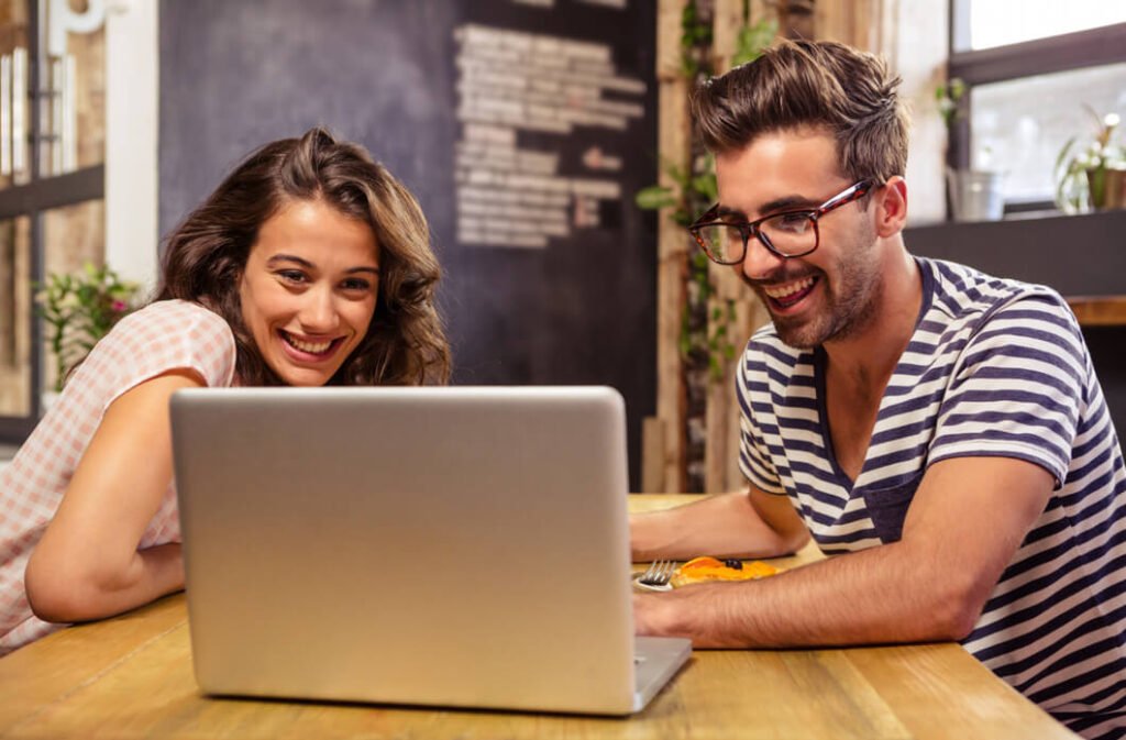 homem-e-mulher-analisam-juntos-em-um-notebook-exemplos-de-mensagens-de-pos-venda-para-loja-virtual