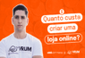 homem-branco-usando-camiseta-branca-em-um-fundo-laranja-com-frase-na-imagem-escrito-quando-custa-criar-uma-loja-virtual